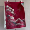 Detail eines roten Schals mit Lotus-Wellen-Print und eleganten beigen Quastenfransen - Rot
