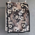 Gros plan détaillé d'une écharpe florale vintage avec bord noir et franges à glands - Style de Fleur de Cerisier Beige (GSJ-516-黑色)