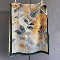 Nahaufnahme der Jacquard-Blumenstruktur und Fransen an diesem gelb-grünen Schal - 190*65cm / Grüne Kante (GSJ-519-绿色边)
