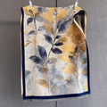 Detail eines Pashmina-Schals mit ingwergelbem Blattmuster und Fransen am Saum - 190*65cm / Marineblau (GSJ-519-藏蓝色)