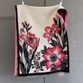 Vue détaillée d'une écharpe à fleurs avec motifs de lys rouges et franges - Style Floral Lys (GSJ-520-黑色边)