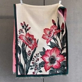 Détail d'un châle pashmina à imprimé floral avec fleurs rouges et bords à franges - Style Floral Réaliste (GSJ-520-绿色边)