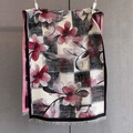 Dettaglio della sciarpa floreale autunnale a scacchi con delicate frange grigie - 190*65cm / Nero Rosso (GSJ-522-Nero Rosso)