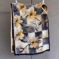Dettaglio di scialle floreale a scacchi con frange e rifiniture di nappine - 190*65cm / Nero Giallo (GSJ-522-Nero Giallo)