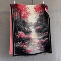 Detail des Jacquard-Gewebes mit Waldlandschaft und Quasten an einem warmen Schal - 185*68cm / Roter Blattwald Rot