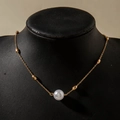 Elegante goldene Kette mit kleinen Perlen und einem glänzenden weißen Perlenanhänger - Gold Schlüsselbeinkette (4583-nek-G-EP)