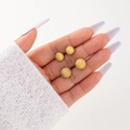 Detailansicht von vier goldenen Kugelohrringen mit Wabenstruktur in der Hand - Goldenes Full Rhinestone Kugel Set (22256-gold)