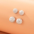 Makroaufnahme von runden Kugelohrsteckern mit glitzernden weißen Strasssteinen besetzt - Silbernes Full Rhinestone Kugel Set (22256-silver)