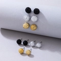 Dettaglio di tre paia di orecchini a lobo con sfere scintillanti in nero, argento e oro - 3 Paia di Palline con Strass Nero Argento Oro (22256-gold-silver-black)