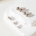 Dettaglio di orecchini a bottone a sfera in argento lucido in cinque dimensioni - 5 Paia di Perline Tonde Argento Lucido (28951-S)