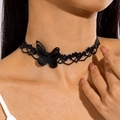 Gros plan sur un tour de cou en dentelle noire avec papillon 3D et perles délicates - Style Papillon en Dentelle Noire (18062-black) / Noir