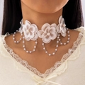 Détail d'un choker en dentelle blanche avec fleurs brodées et perles délicates - Style Gland de Perle de Fleur en Dentelle Blanche (28673-white) / Blanc