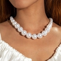 Gros plan d'un ensemble collier de perles élégant sur un modèle en chemise à volants - Grand Collier de Perles Rondes (28116-1-white)