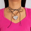 Détail du pendentif cœur martelé argenté avec nœud en ruban de velours noir - Cœur Martelé Argent avec Cordon Fin Noir (28359-1-S) / Argent (28359-1-S)