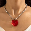 Détail d'un pendentif cœur rouge translucide sur une chaîne à billes argentée - Cœur Rouge Transparent avec Chaîne à Billes Argentée (28036-red) / Rouge (28036-red)