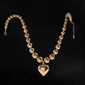 Collar de cuentas doradas con colgante de corazón 3D sobre un elegante fondo negro liso - Dorado (28970-G)