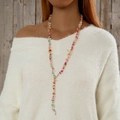 Primer plano del collar bohemio en Y con cuentas de piedras de colores sobre suéter blanco - Borla de Grava Multicolor (27496-colour)