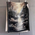 Detail eines Jacquard-Schals mit Wald-Naturmuster und feinen schwarzen Fransen - 185*68cm / Bachwald Schwarz