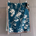 Detailaufnahme des gewebten Kaschmir-Gefühl Schals mit Magnolienprint und Fransen - Blau