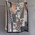 Dettaglio della sciarpa in maglia vintage con motivo patchwork floreale e bordi a frange - Taglia unica / Bordo Nero Floreale Patchwork (GSJ-543-黑色边)
