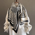 Sciarpa classica con motivo geometrico nero e bianco e frange, scialle invernale donna - Beige-Nero