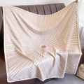 Grand foulard en soie élégant avec motif soleil doré sur un canapé en cuir marron - Beige / 90*90cm