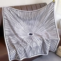 Détail d'un foulard en soie noir et blanc à motif radial drapé sur un canapé en cuir - Blanc / 90*90cm