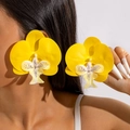 Detailansicht der übergroßen 3D-Orchideen-Ohrringe in Gelb an einem weiblichen Model - Hellgelb (27335-9-yellow)