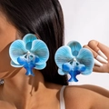 Detailansicht großer blauer Orchideen-Ohrringe mit texturierten Blüten auf Model - Hellblau (27335-10-Light blue)