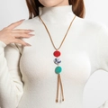 Detail van bohemien trui-ketting met rode, witte en groenblauwe marmeren kralen en kwastjes - Rood Wit Groen Marmeren Schijf Kwastje Stijl (30126-sc-brown)