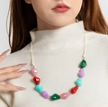 Detailopname van kleurrijke onregelmatige kralen en metalen ringen aan een lange ketting - Veelkleurige Onregelmatige Snoepkleurige Kralen Stijl (30100-nek-colour)