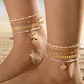 8-teiliges Boho-Fußkettchen-Set Gold Seestern und Perlen auf Sandstrand-Hintergrund - 8-teiliger Goldener Seestern Muschel Boho Stil (27448-gold)