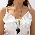 Detail van een minimalistische zwarte hartvormige hanger aan een lang zwart koord - Zwart Vloeiend Hart Hanger Stijl (30973-nek-black-EP)