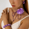 Dettaglio del set gioielli viola con choker a fiore in nastro, bracciale e orecchini tondi - Viola (27492)