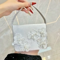 Pochette de soirée en satin argenté avec fleurs en dentelle et perles à la main - Argent