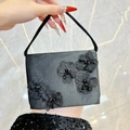 Sac de soirée chic en satin noir avec fleurs en dentelle 3D et détails perlés - Noir