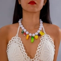 Gros plan du collier bohème avec perles blanches et pendentifs de légumes colorés - Chaîne de Perles Blanches Fruits et Légumes (27604-white)