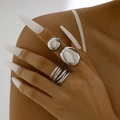 Driedelige set zilveren onregelmatige ringen gedragen door een model voor een moderne look - 3-delige set / Zilver