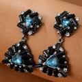 Vue détaillée de boucles d'oreilles géométriques vintage avec pierres sombres et bleues - Boucles d'Oreilles à Cadre Géométrique Vintage Avec Pierre Bleue (13530)