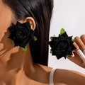 Gros plan de grandes boucles d'oreilles rose en velours noir avec détail de feuille - Boucles d'Oreilles Clous Rose en Velours Avec Feuilles Vertes (27309-black)