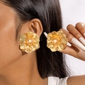 Nahaufnahme von Vintage Goldene Blumenohrringe mit Perle am Ohr des Models getragen - 3D Blume Mit Perle (28609-gold)