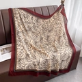 Dettaglio dello scialle bordeaux con stampa a rose e bordi geometrici su divano - 90*90cm / Bordo Rosso (HSM-64-Bordo Rosso)