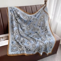 Pañuelo cuadrado azul claro con estampado de cachemira y borde en contraste - 90*90cm / Estilo de Cachemira Azul Claro (HSM-65-Azul Claro)