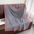 Detailaufnahme von leichtem Sommer-Schal mit Hahnentritt-Muster in Rot, Weiß und Blau - 90cmx90cm / Dunkelblau Rot Weiß Hahnentritt (Roter Rand)