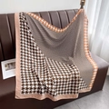 Detail eines dünnen Seidenschals mit Hahnentrittmuster und orangefarbenem Rand auf Leder - 90cmx90cm / Braun Weiß Orange Hahnentritt (Oranger Rand)
