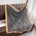 Großer quadratischer Schal mit Hahnentrittmuster und gelbem Kontrastrand auf Ledersofa - 90cmx90cm / Schwarz Weiß Gelb Hahnentritt (Gelber Rand)
