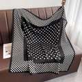 Texture dettagliata di un foulard in seta retrò a pois neri e bianchi sulla pelle - Nero (HSM-69-Nero)