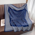Sciarpa di seta a pois blu scuro drappeggiata su sgabello in pelle e tenda bianca - Blu Marino (HSM-69-Blu Marino)