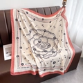 Elegante grote zijden sjaal met rode rand en vintage camelia- en parelpatroon - Camellia Ketting (HSM-70-Wit) / 90*90cm / Wit