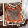 Dettaglio di un grande foulard di seta con motivi vintage pied-de-poule e pois sul divano - 90x90cm / Arancione (HSM-73-Orange)